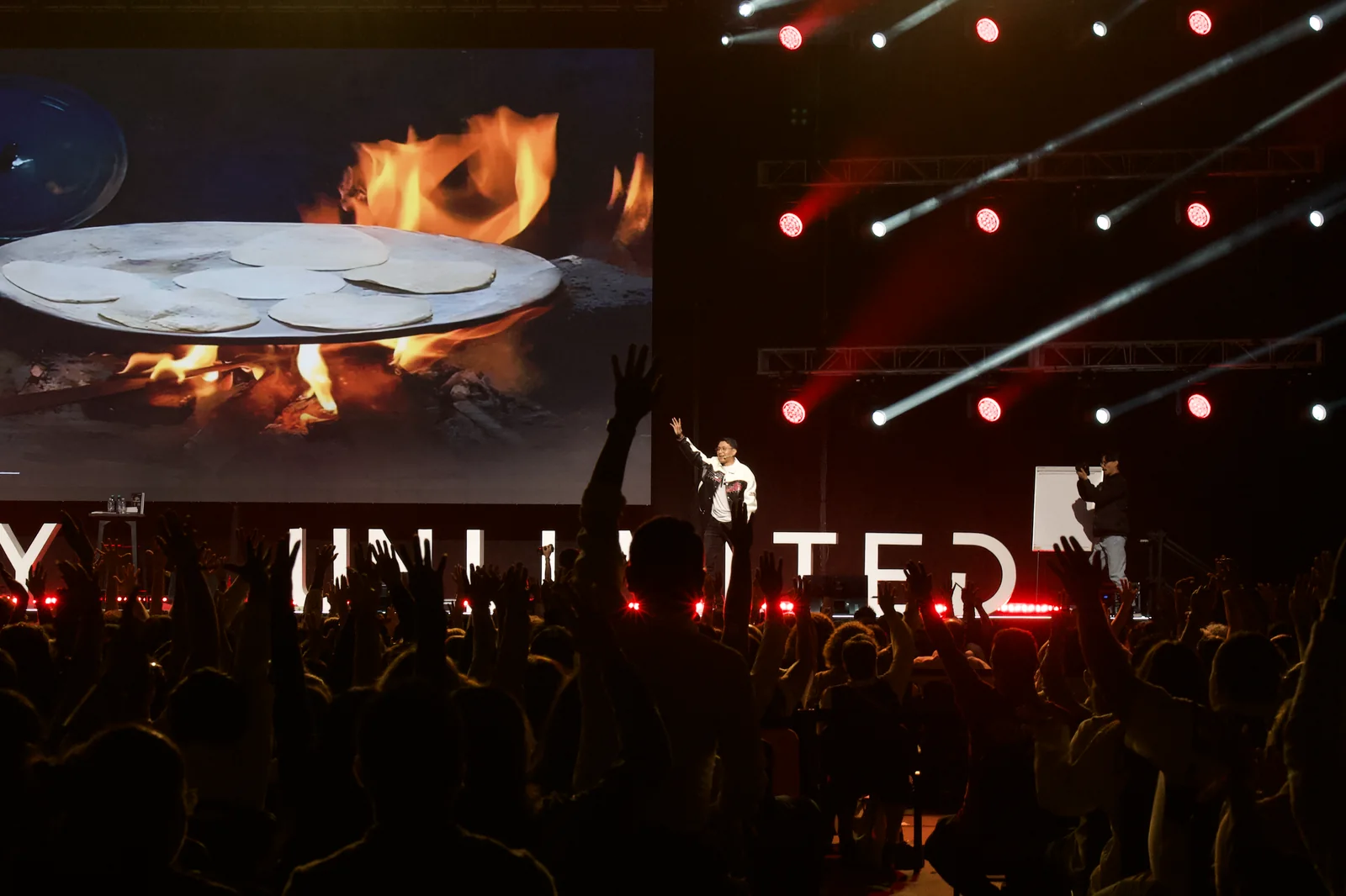 Apertura con fuego del evento Synergy Unlimited con Diego Cabrera en el escenario