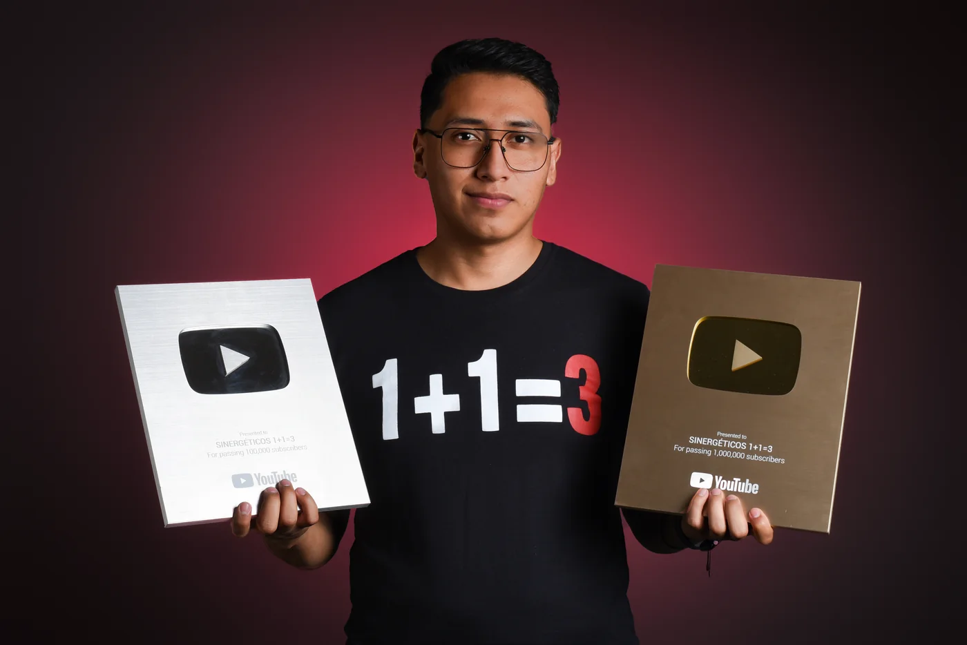 Diego Cabrera con placas de reconocimiento de YouTube