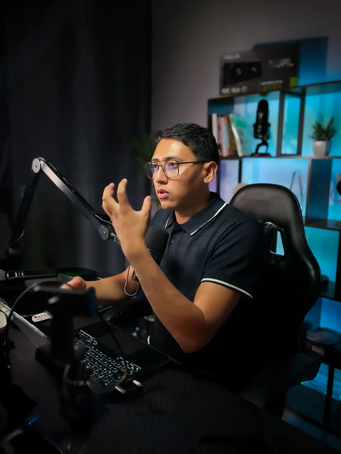 Diego Cabrera en el set del podcast Monetiza frente al micrófono