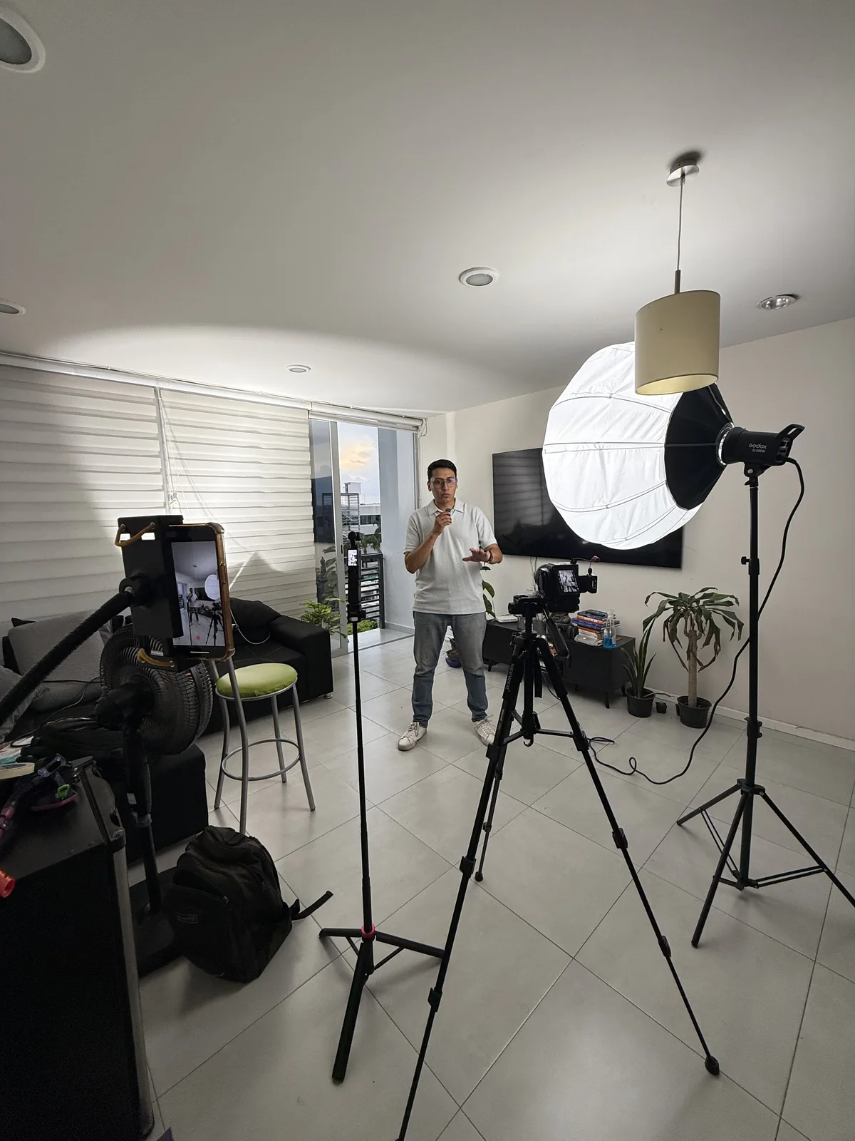 Diego Cabrera grabando en su estudio con cámara y luces profesionales