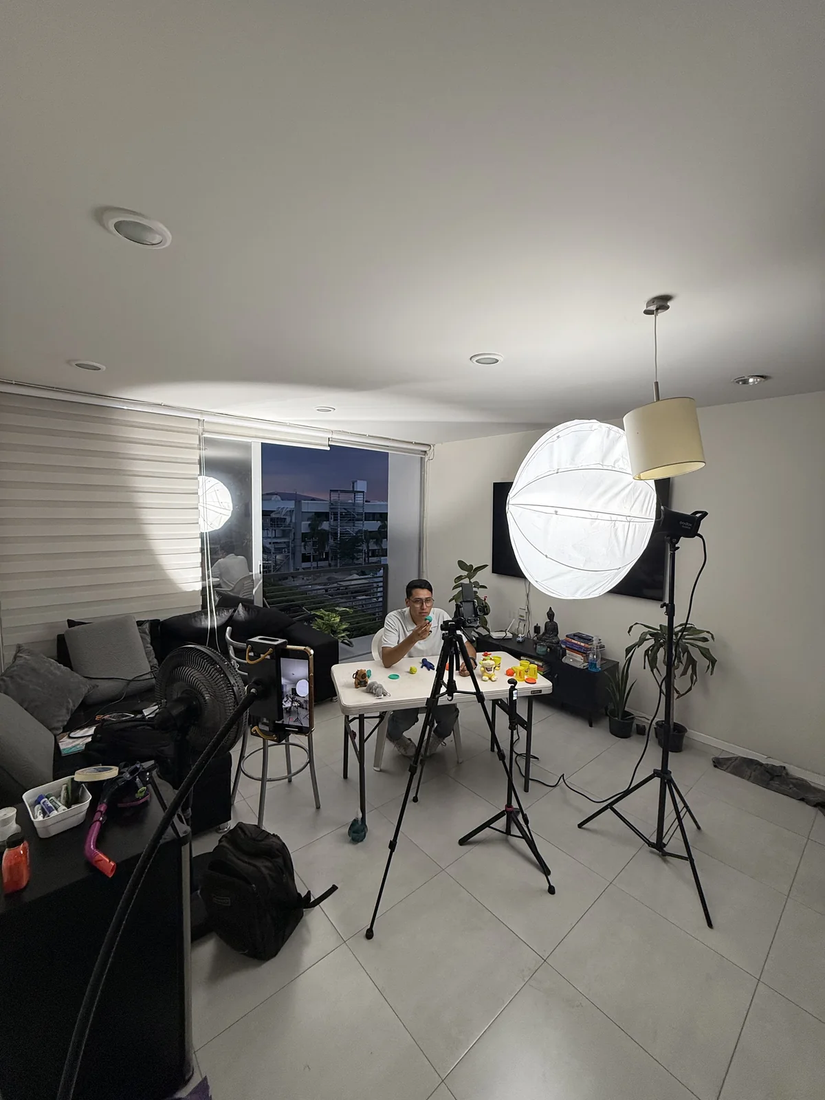 Diego Cabrera grabando el podcast Monetiza en su estudio
