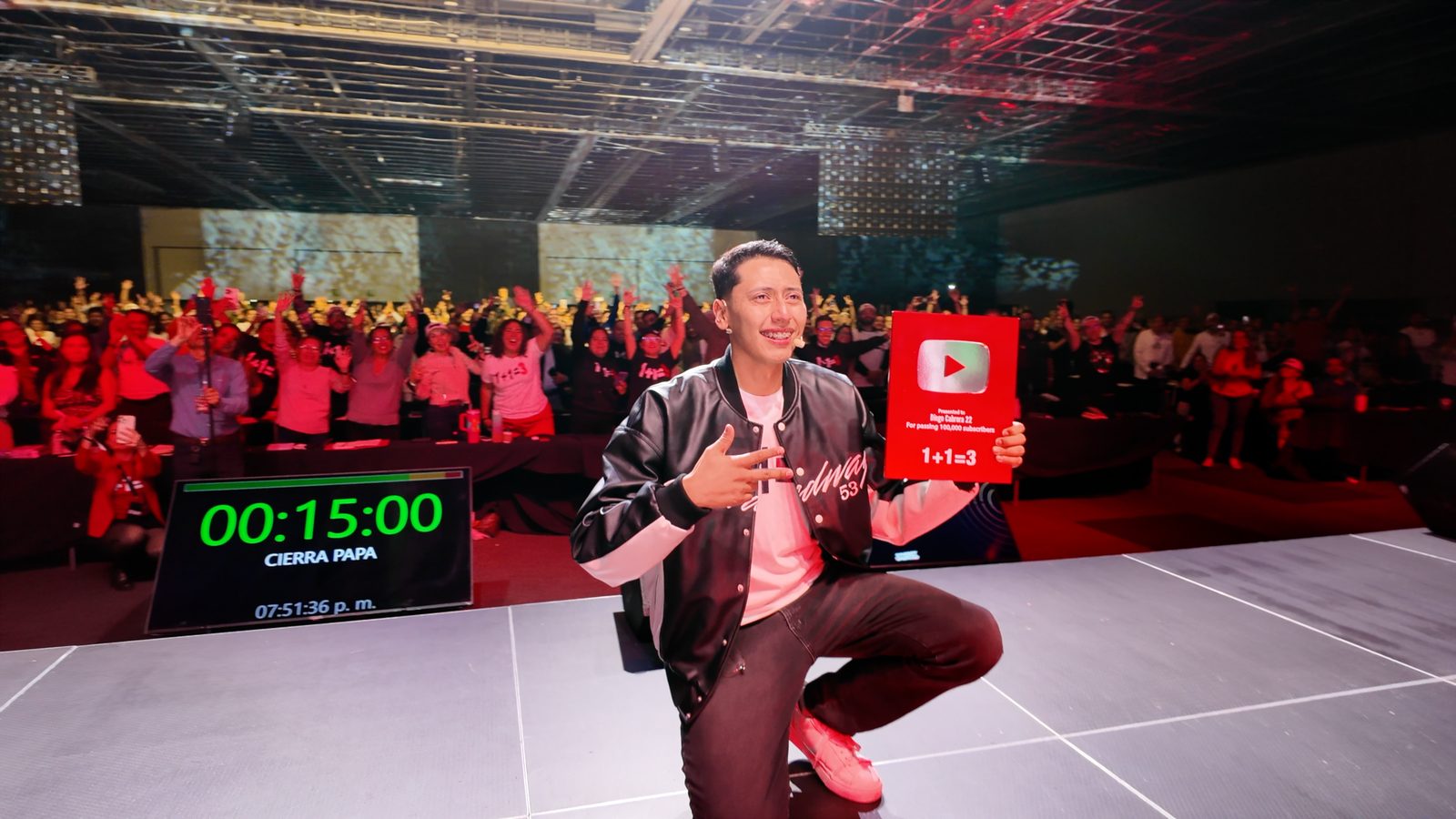 Diego Cabrera recibiendo reconocimiento de YouTube en el escenario de Synergy Unlimited
