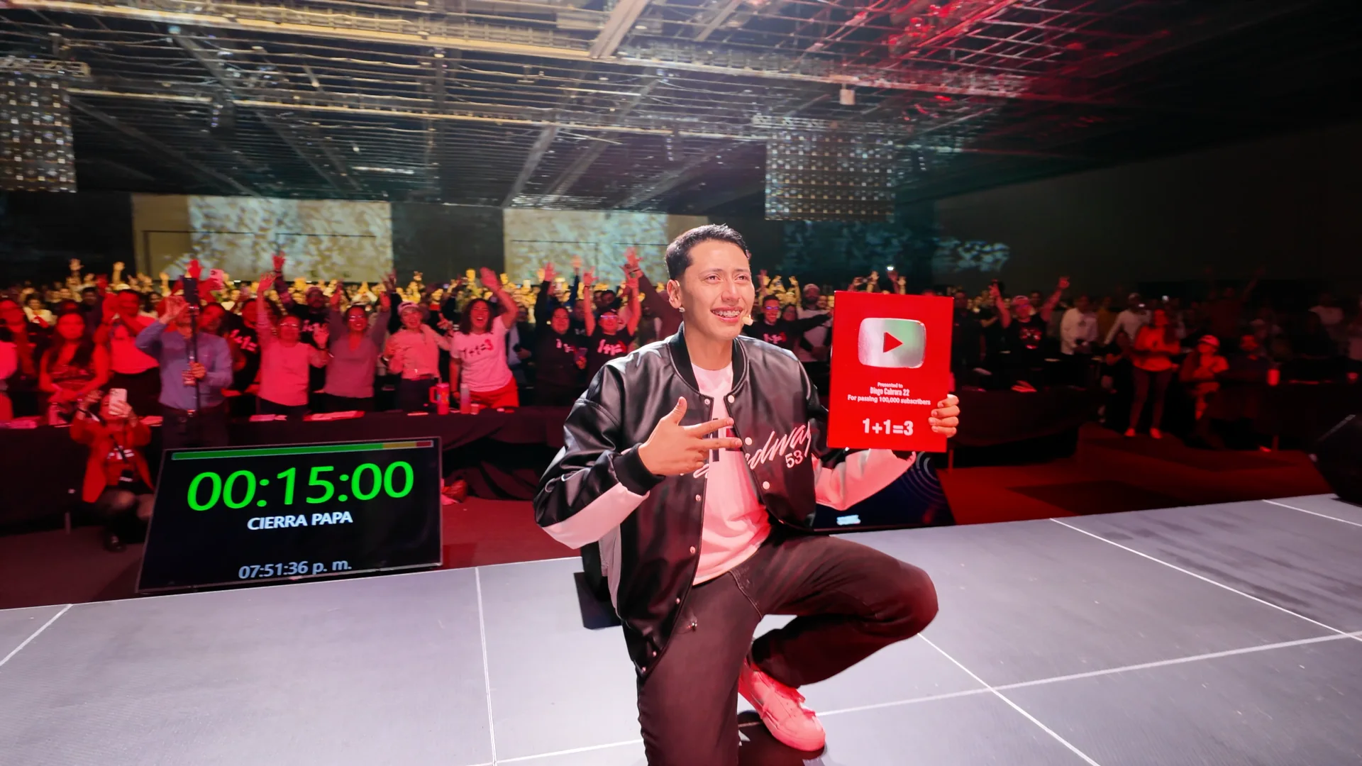 Diego Cabrera recibiendo el botón de YouTube en pleno escenario de Synergy Unlimited