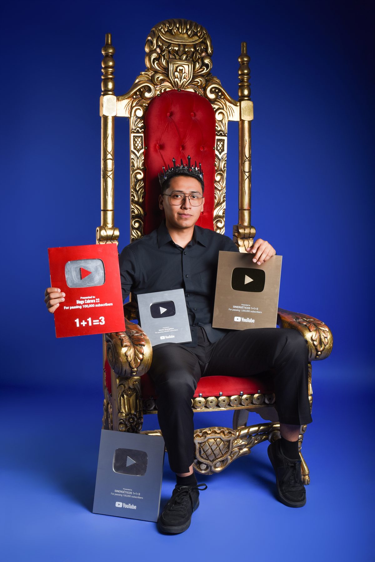 Diego Cabrera con los botones de reproducción de YouTube de Sinergéticos: oro por un millón de suscriptores