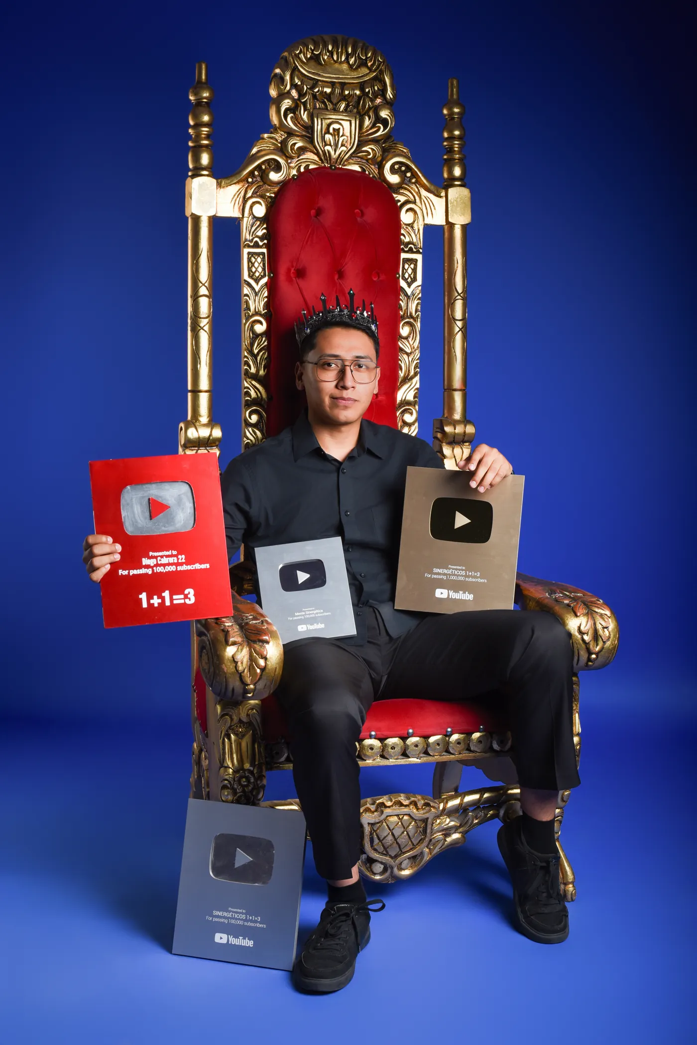Diego Cabrera con los botones de reproducción de YouTube de Sinergéticos: oro por un millón de suscriptores