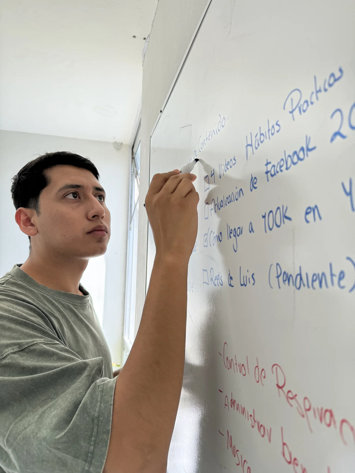 Diego Cabrera enseñando estrategia de monetización en pizarrón
