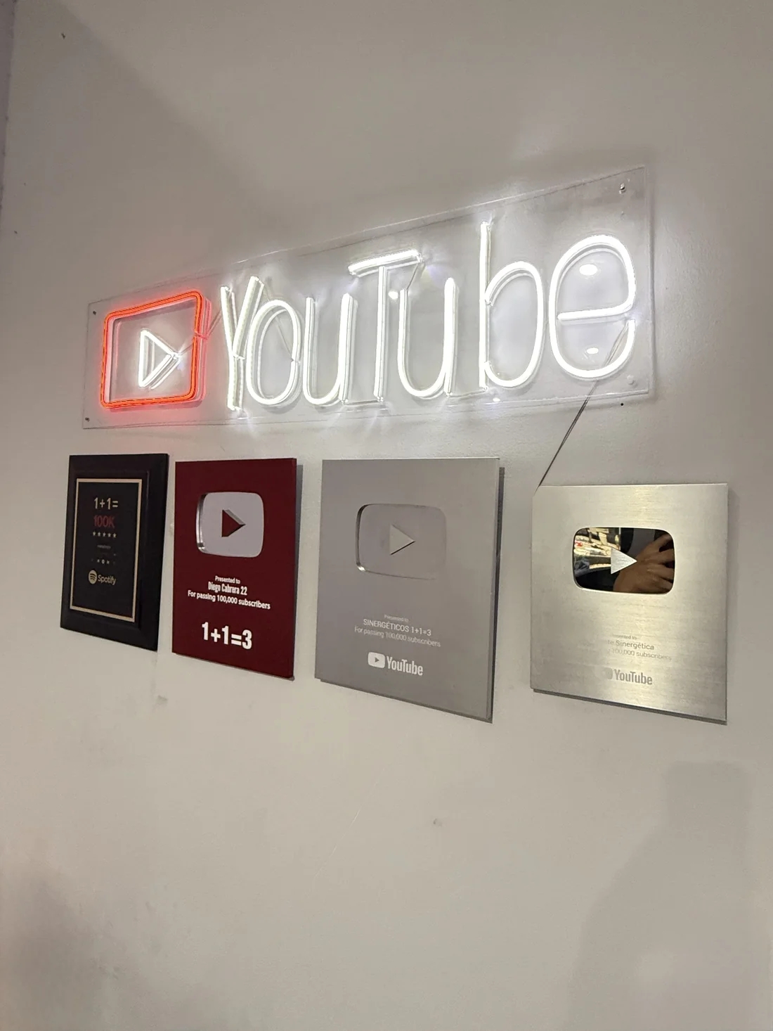 Diego Cabrera en las oficinas de Sinergéticos con las placas de YouTube